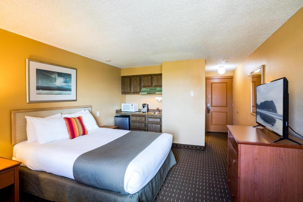 Queen Room with Partial Ocean View interior