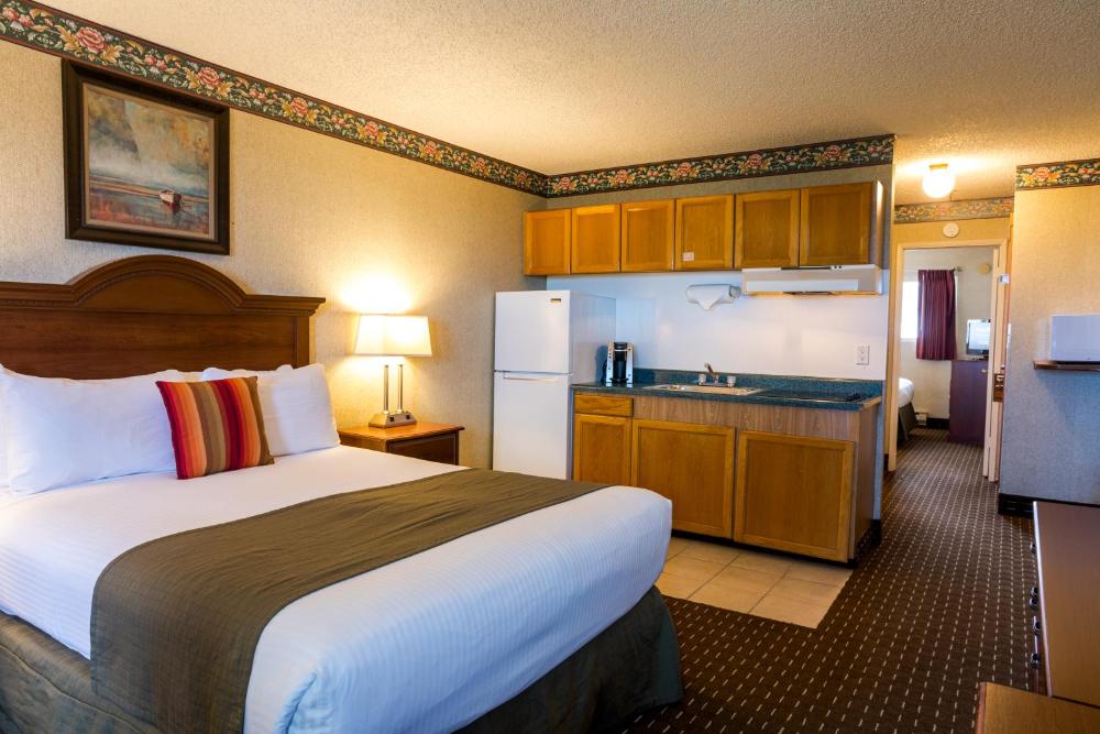 Three Queen Ocean View with Kitchenette interior