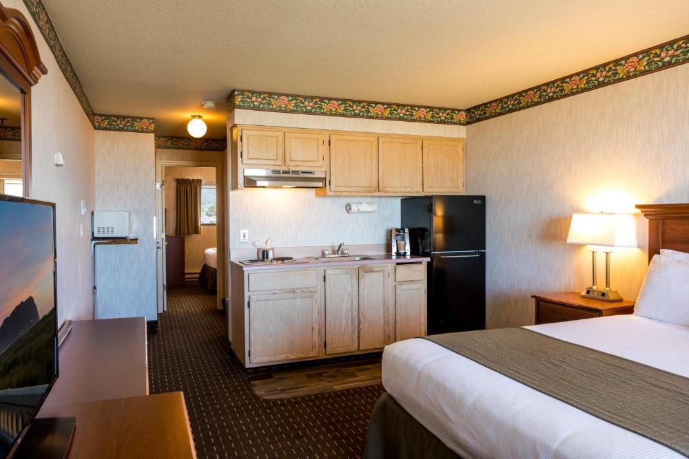 Three Queen Ground Level with Kitchenette interior